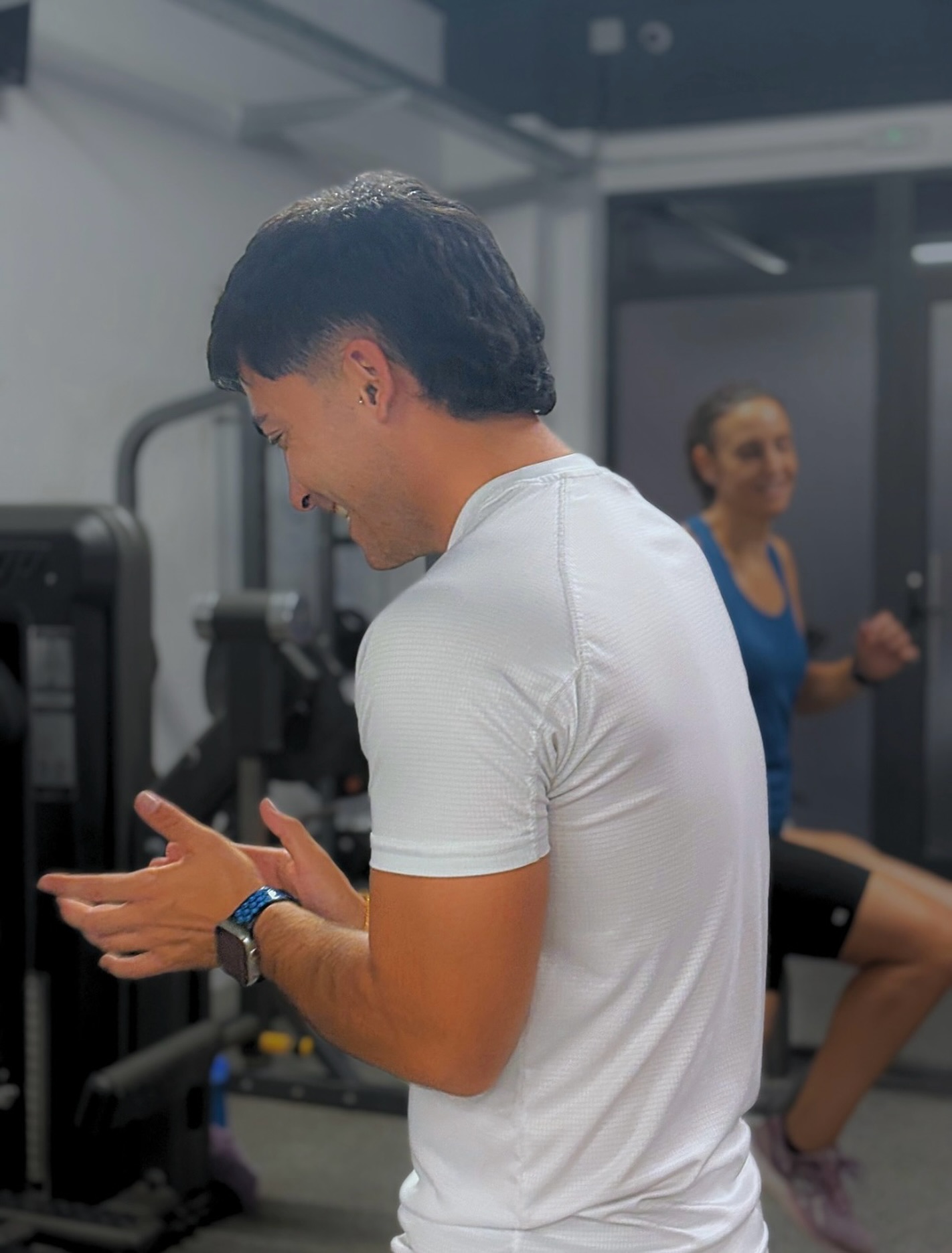 Entrenador explicando un ejercicio de forma individual